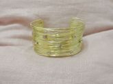 Bracelete dourado com fios e strass