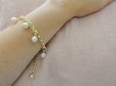 Pulseira dourada com perolas pequenas