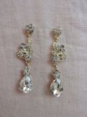 Brinco dourado de strass flor e gota