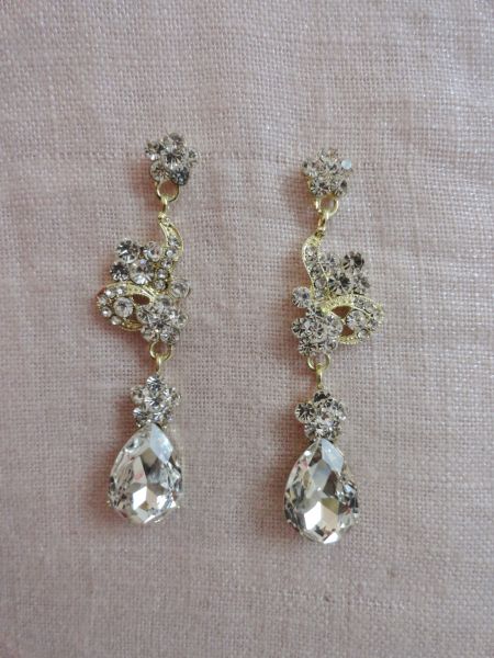 Brinco dourado de strass flor e gota
