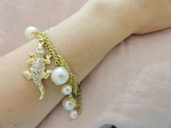 Pulseira dourada com perolas e ping. jacaré (strass)