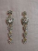 Brinco dourado de strass flor