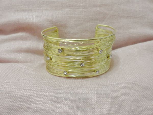 Bracelete dourado com fios e strass