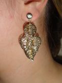 Brinco dourado folhas e strass