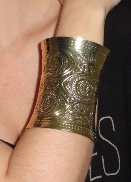 Bracelete dourado desenhado