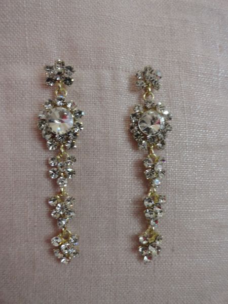 Brinco dourado de strass flor