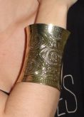 Bracelete dourado desenhado